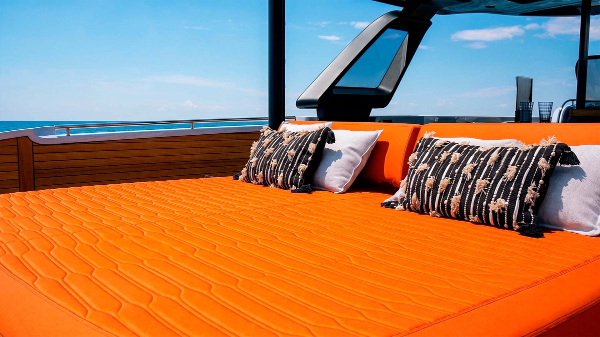Аренда Cranchi A46 Luxury Tender на Сардинии - лежаки на корме